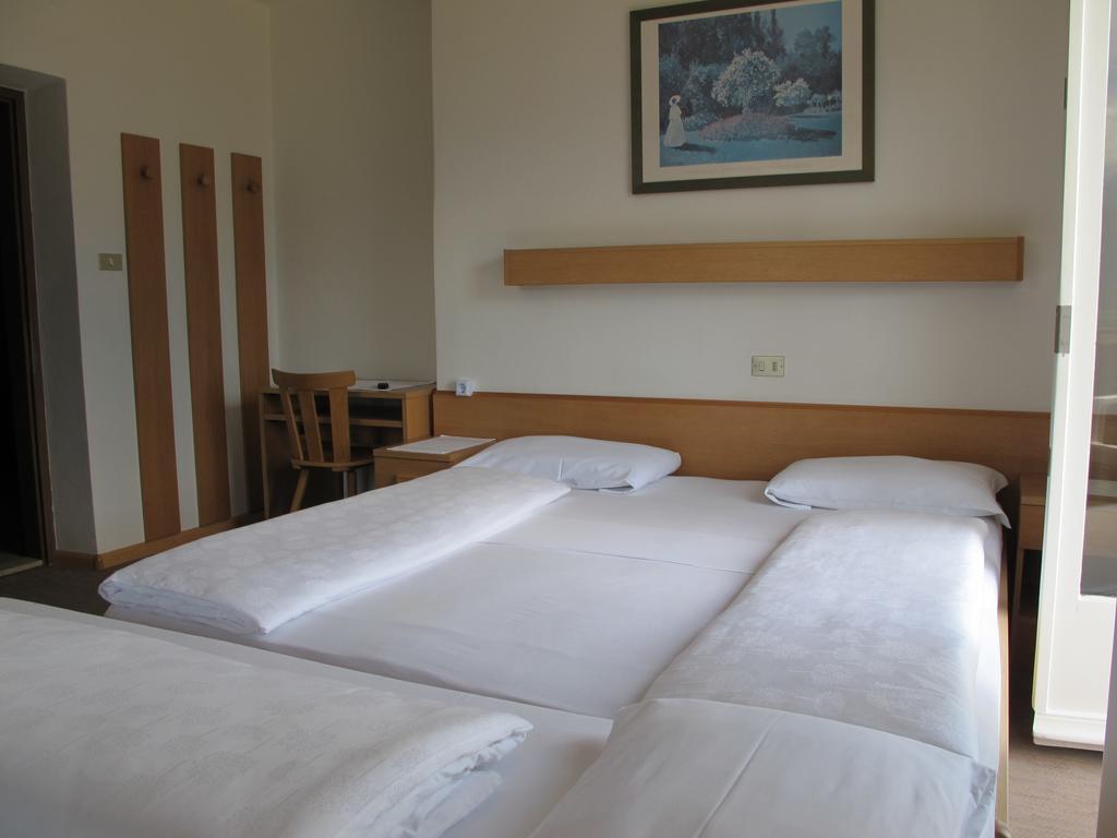 Hotel Pension Rechtenthal Termeno Exterior photo